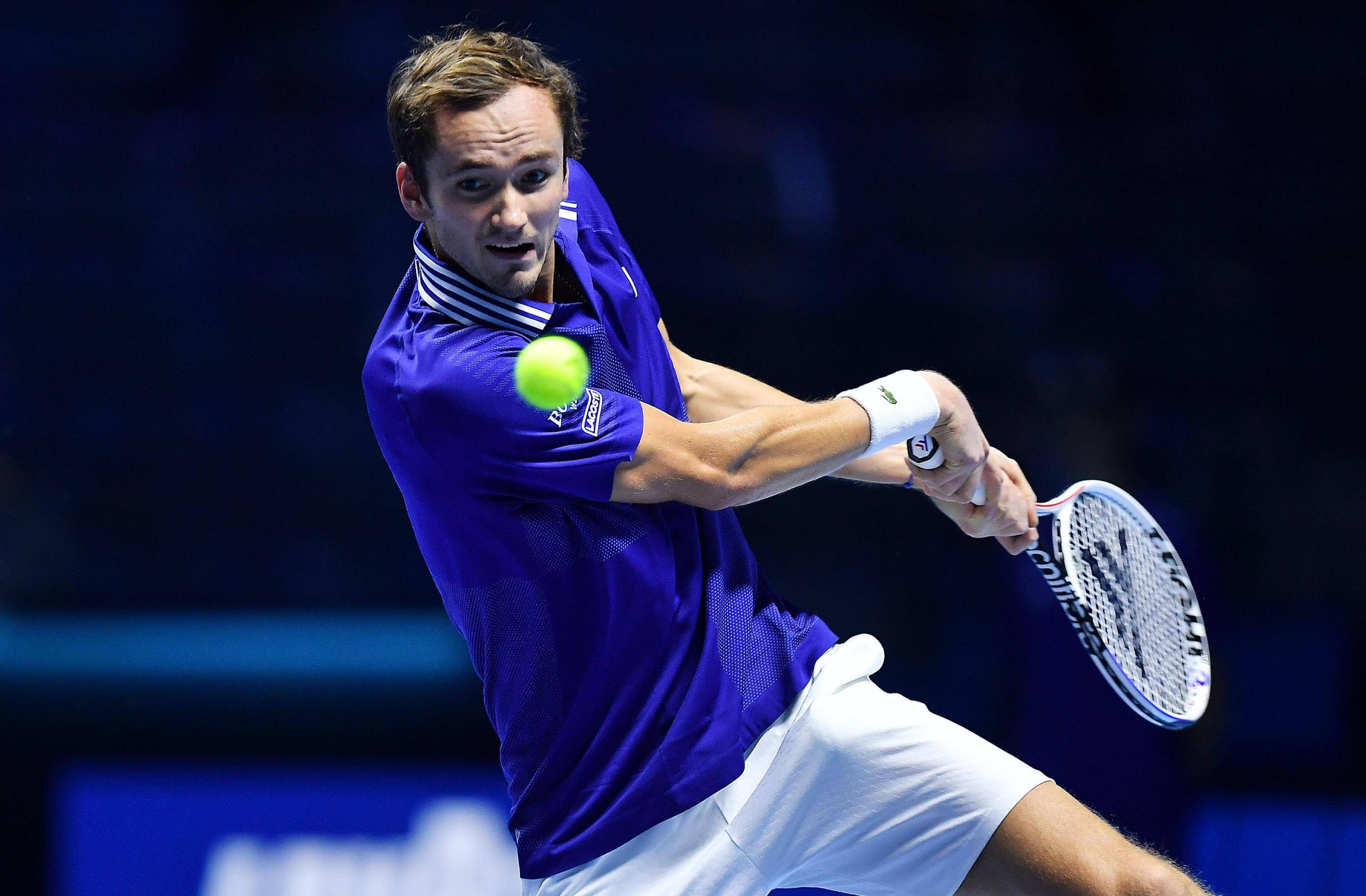 世界网球队鏖战西班牙网球队，梅德韦杰夫惊艳世界的简单介绍