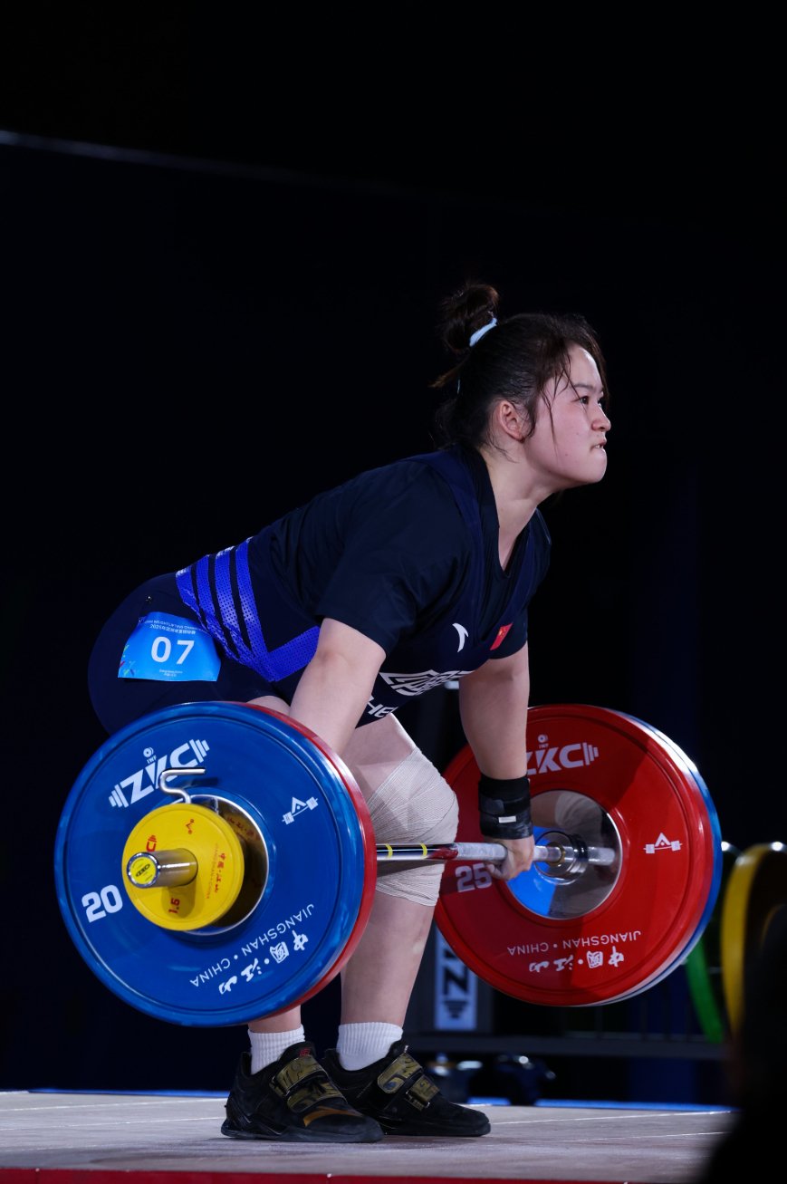 亚洲选手在举重比赛中惊险摘银实力可期