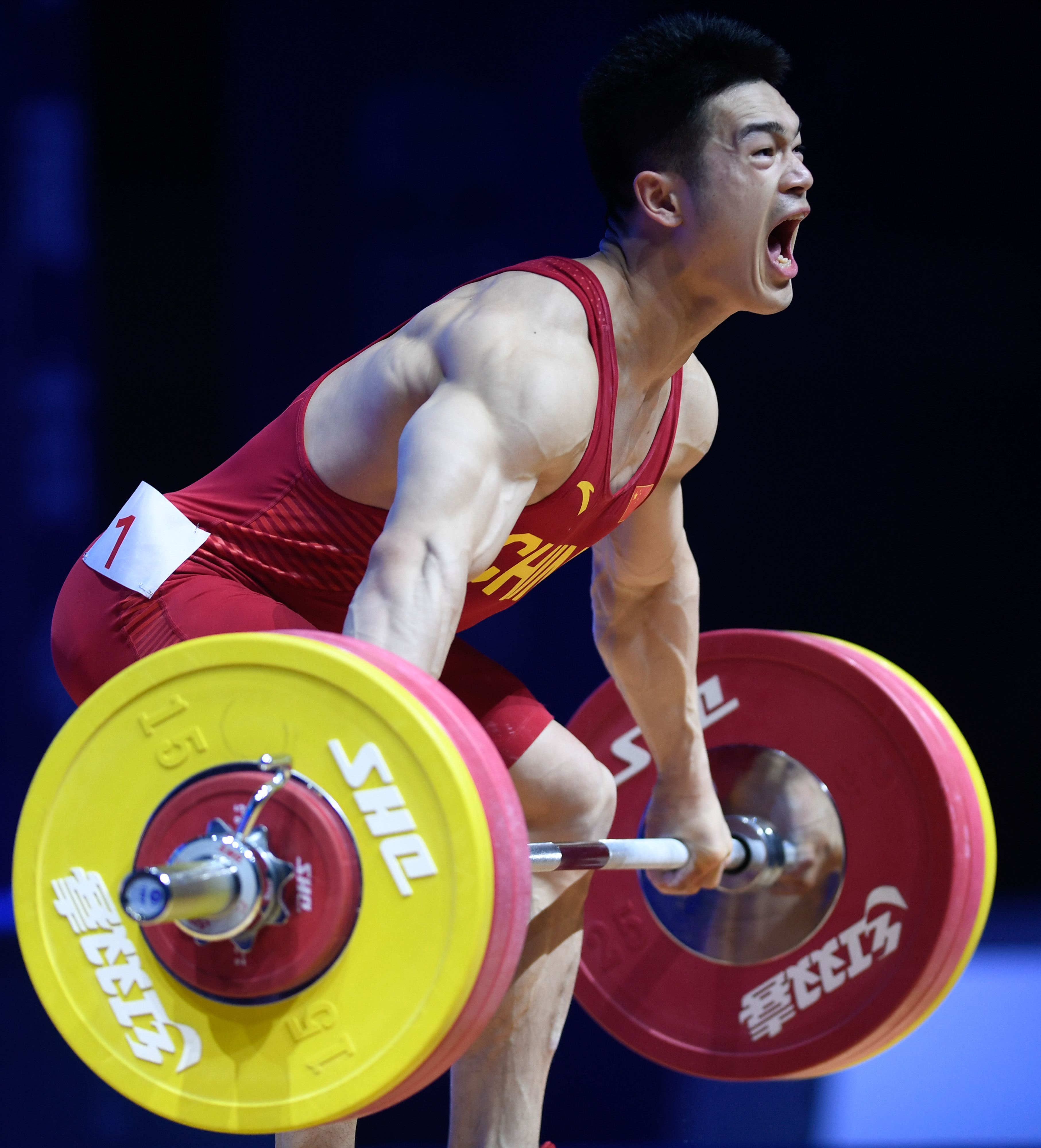 亚洲选手在举重比赛中惊险摘银实力可期