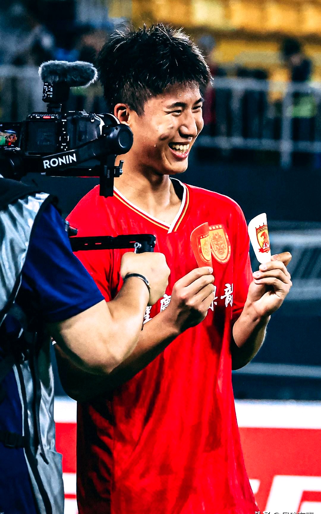 包含国内足球争锋再现,剑拔弩张,谁能称雄?的词条 包含国内足球争锋再现,剑拔弩张,谁能称雄?的词条