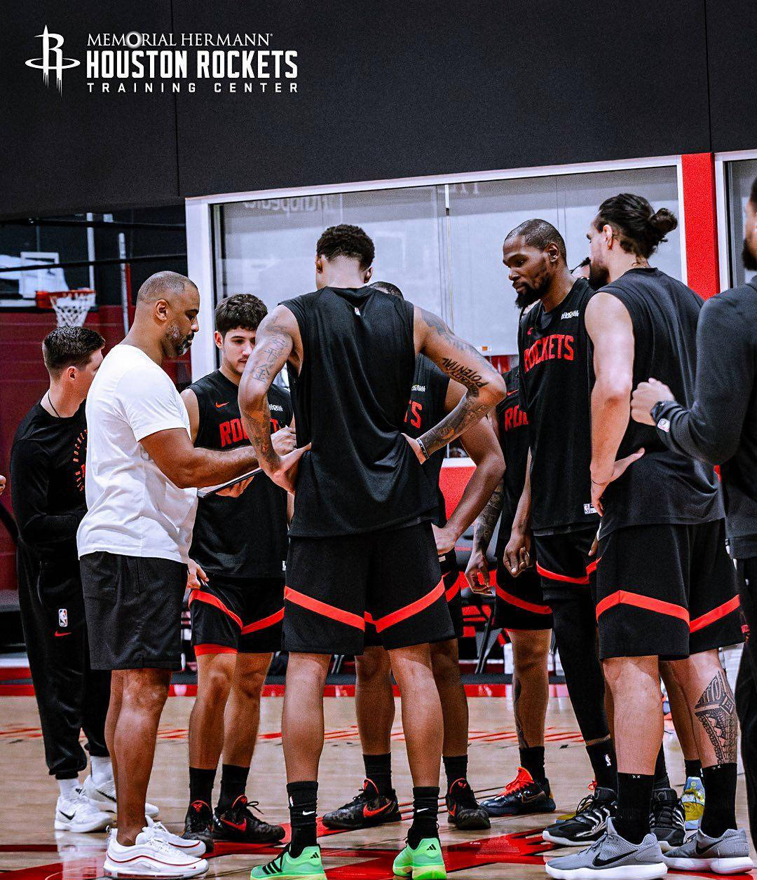 高强度对抗展开，球员以不屈不挠的精神迎战的简单介绍