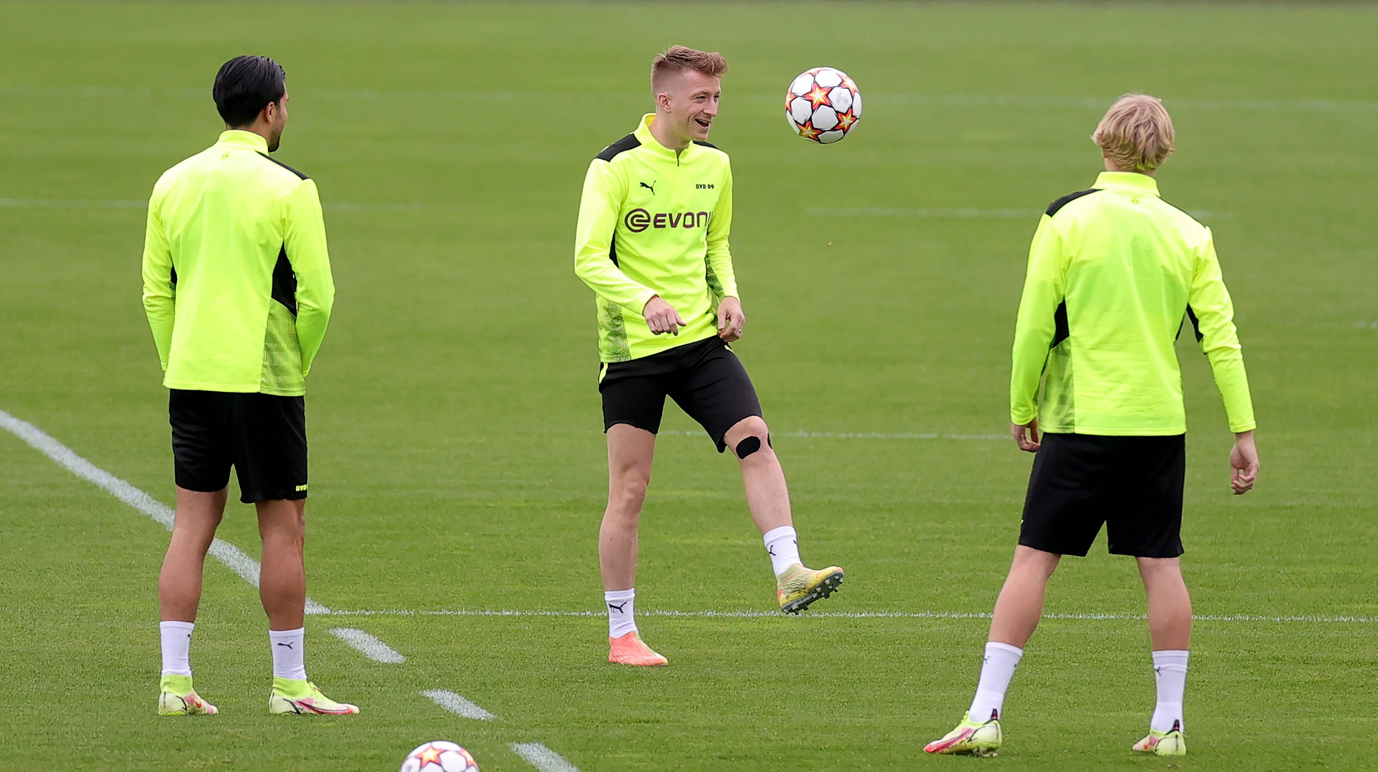 多特蒙德队员接受训练，备战近期的比赛