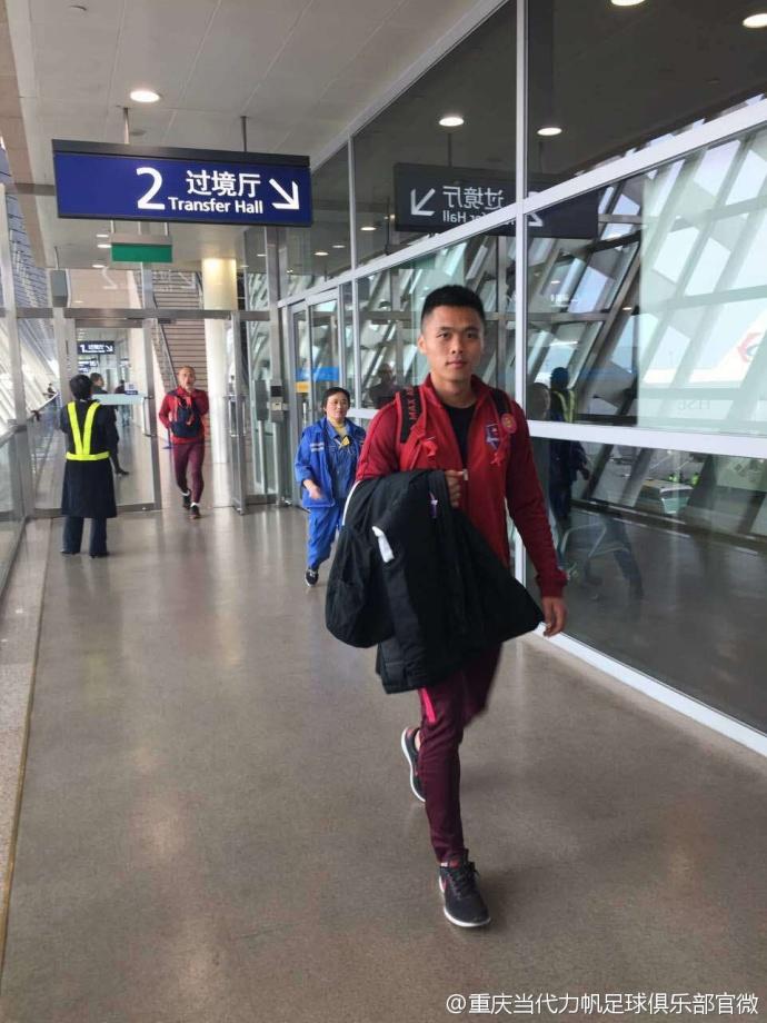 重庆力帆客场险胜上海下港，赛场争夺激烈组织对抗的简单介绍