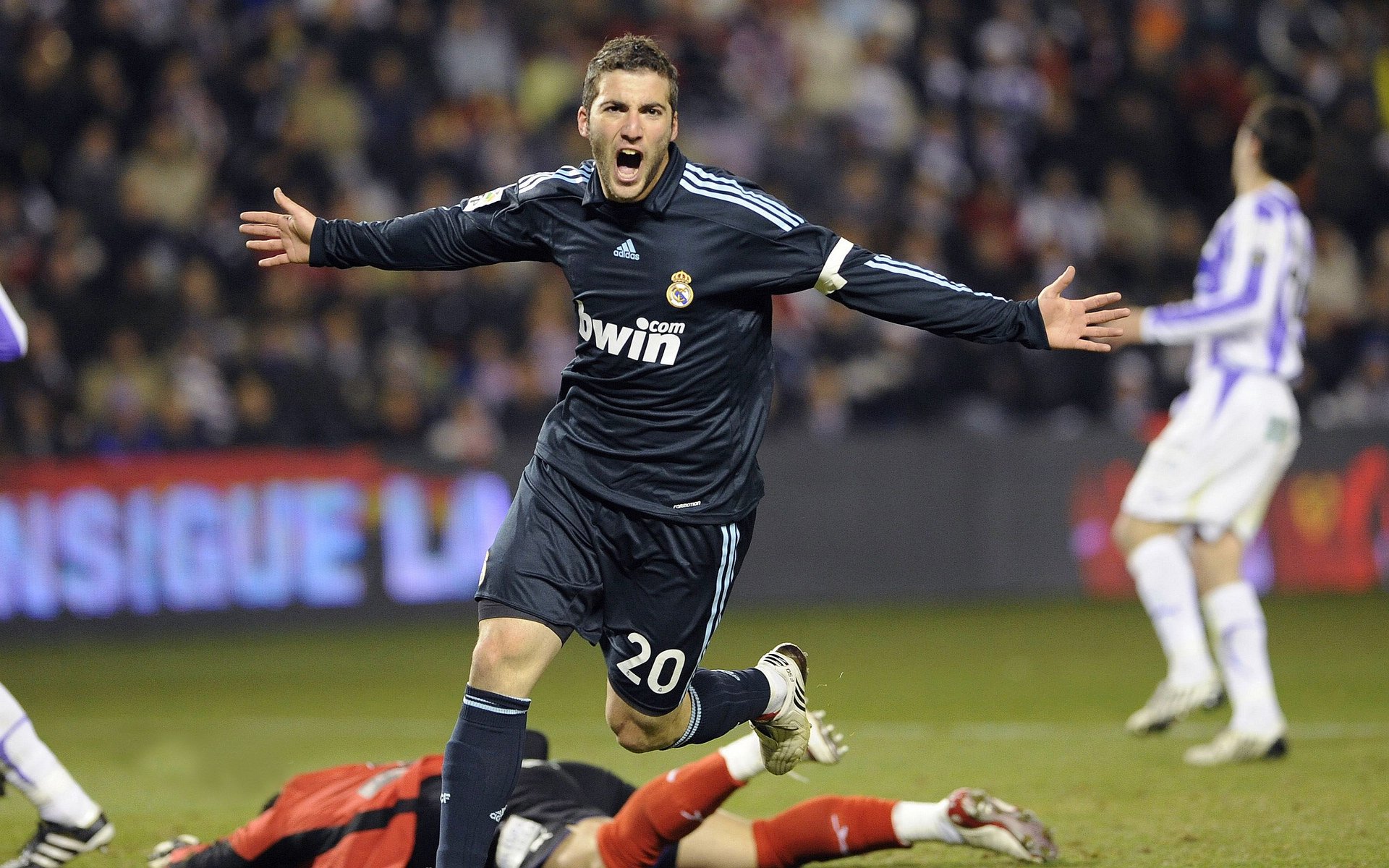 冰岛绝杀乌拉圭,梅西接管世界排名争夺战,一场足球世界的双重交响