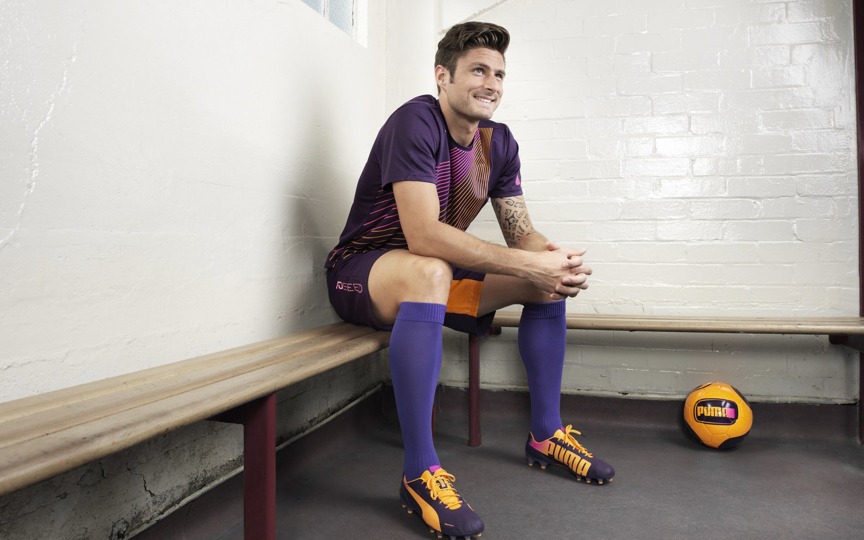 很有张力。奈良冈功大，这位以牛皮糖式防守著称的日本新星，在攻防顶级的马林面前完成网前压制，这本身就是一场技术与意志的颠覆